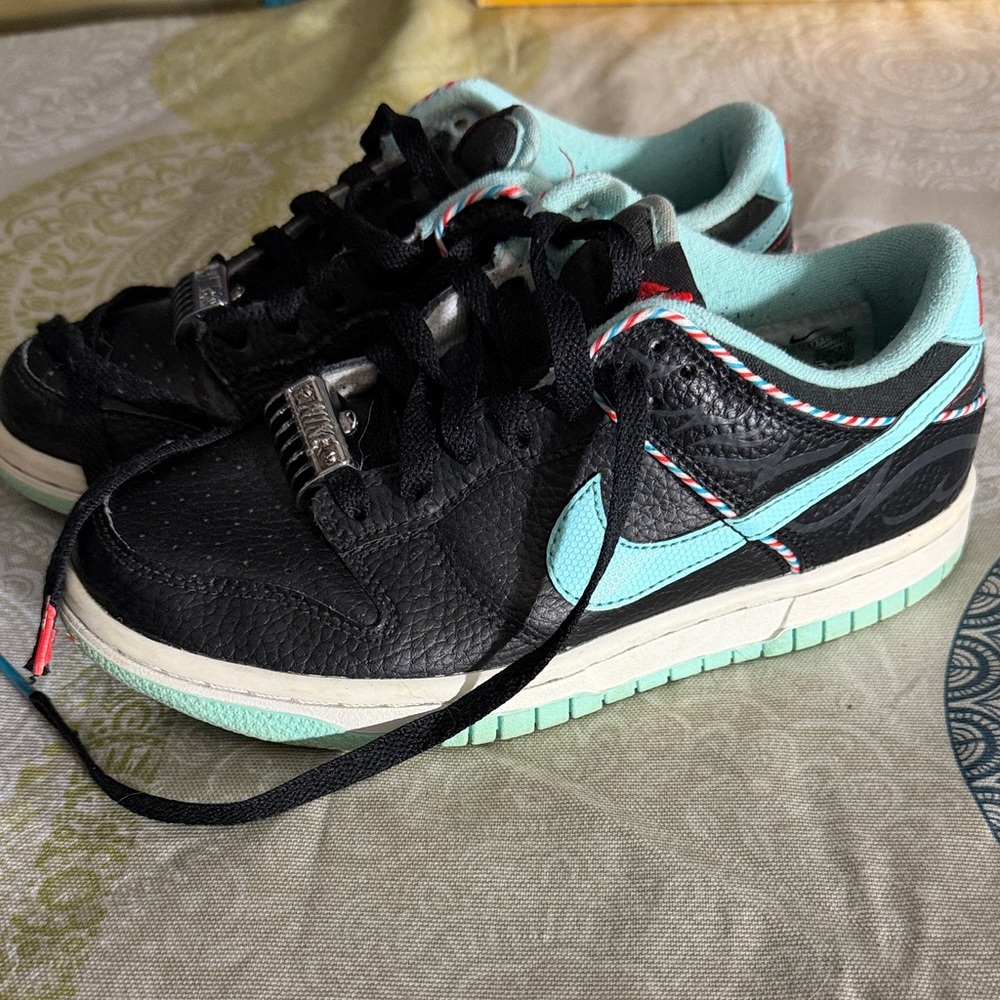 Nike SB Dunk “barbershop”